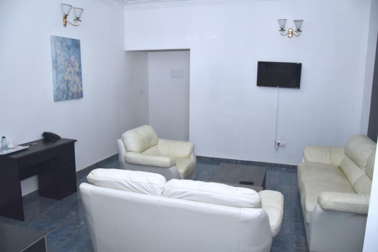 Hotel La Couronne Rw Yaounde Exterior photo
